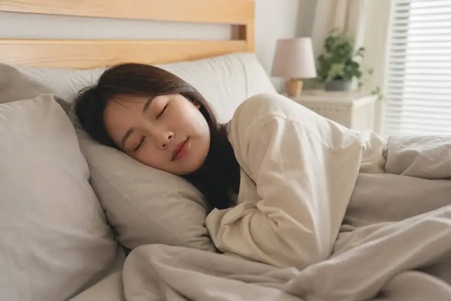 在床上安穩熟睡、迎接充足睡眠的人示意