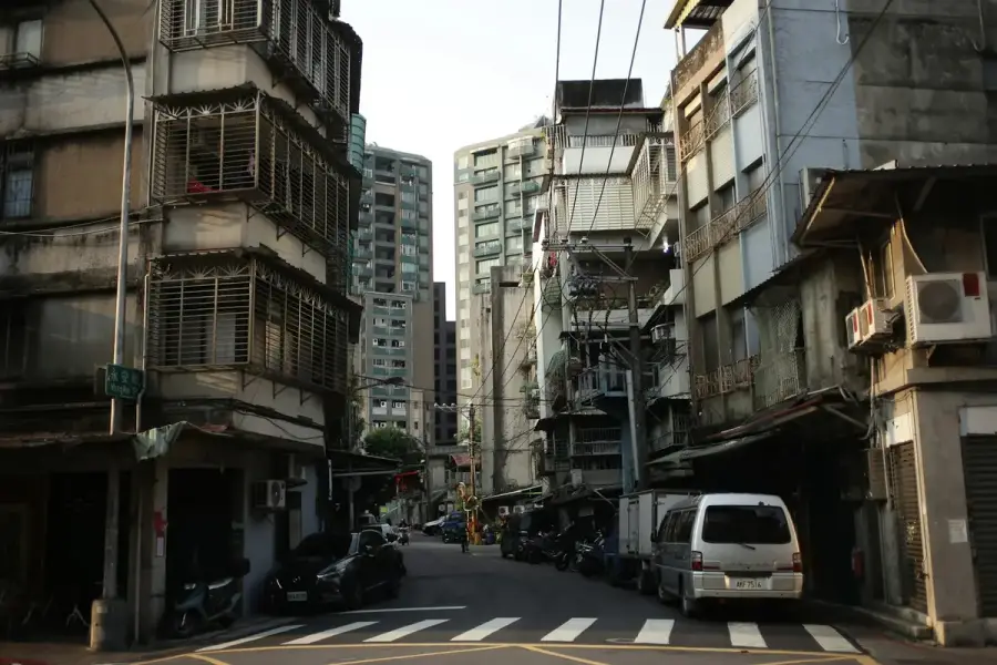 台灣都會區巷弄內密集的老舊集合住宅大樓外觀