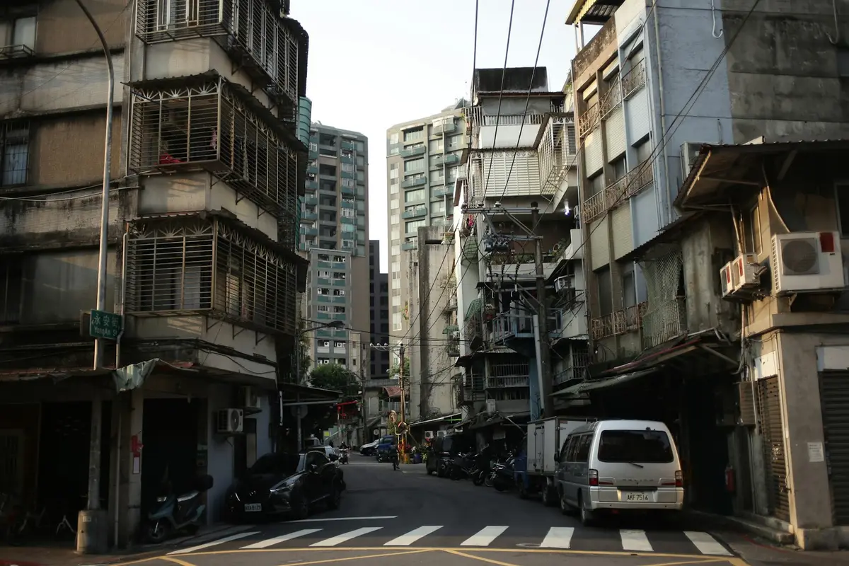 台灣都會區巷弄內密集的老舊集合住宅大樓外觀