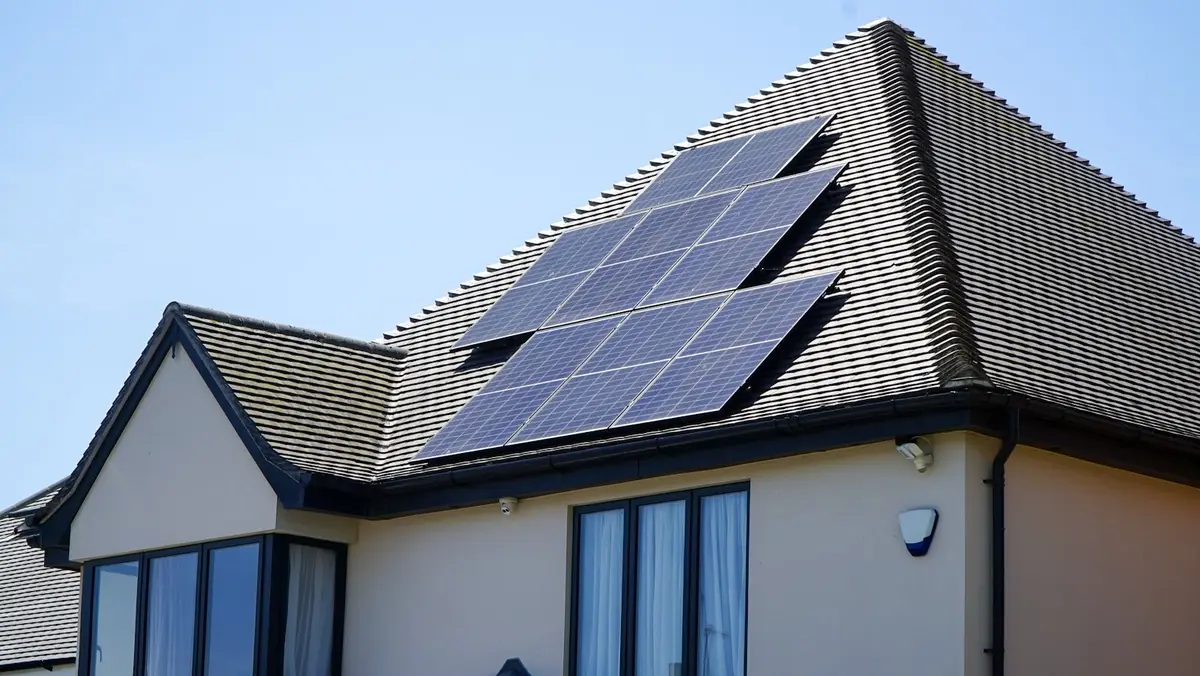 屋頂太陽能板與電表的生活用電查核示意圖