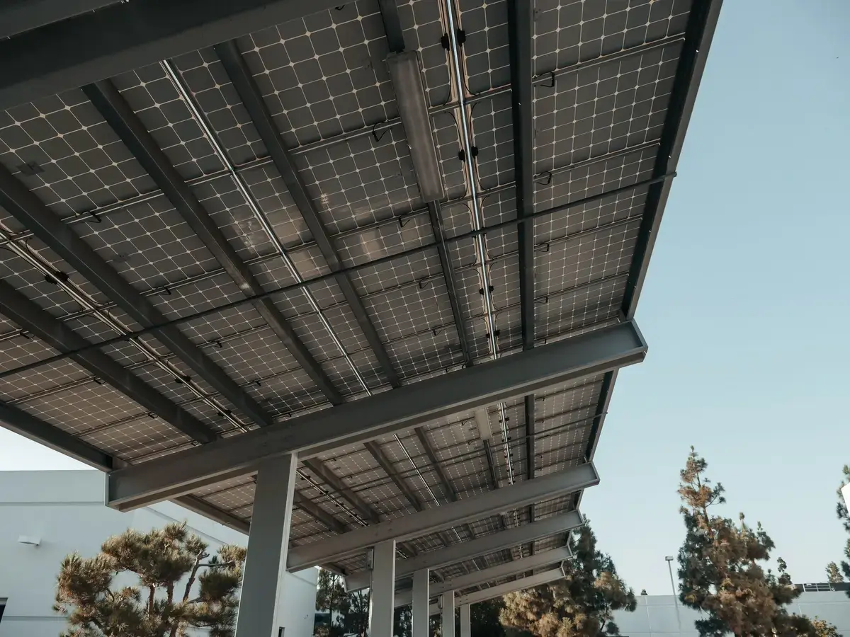 太陽光電板下方的能源設施，示意光電結合儲能系統