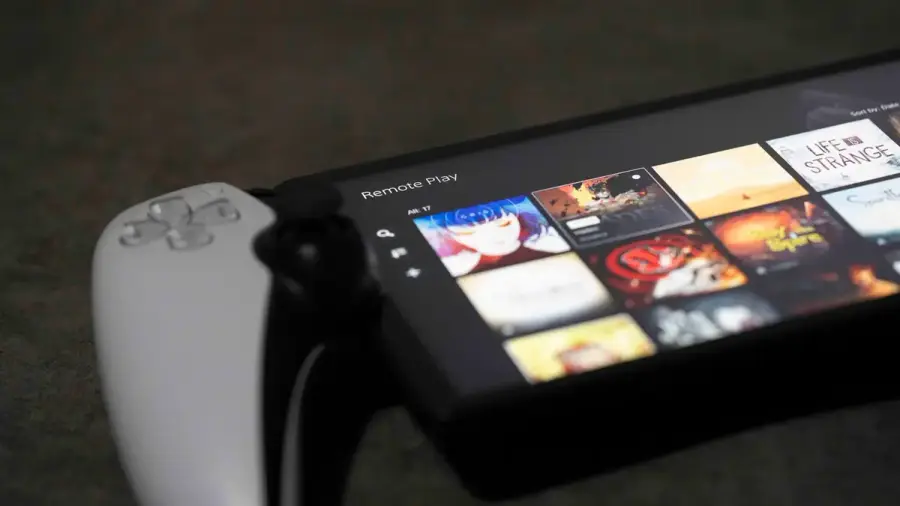 遊戲掌機顯示遊戲庫與Remote Play介面，呈現Steam家庭共享的遊戲收藏情境