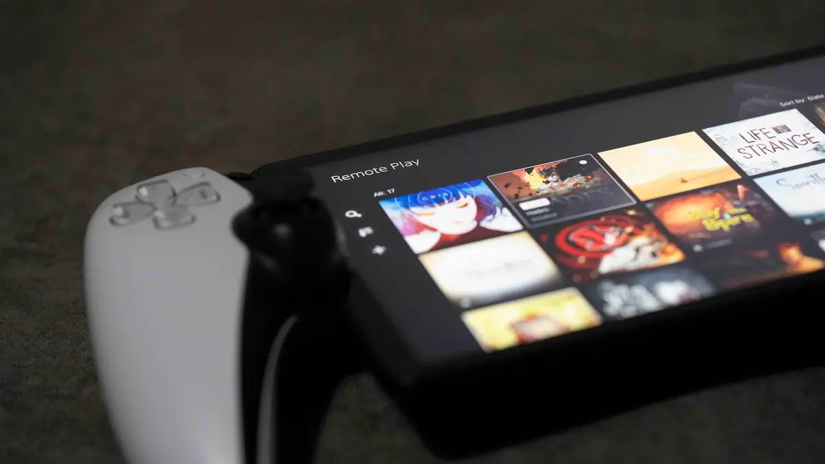 遊戲掌機顯示遊戲庫與Remote Play介面，呈現Steam家庭共享的遊戲收藏情境