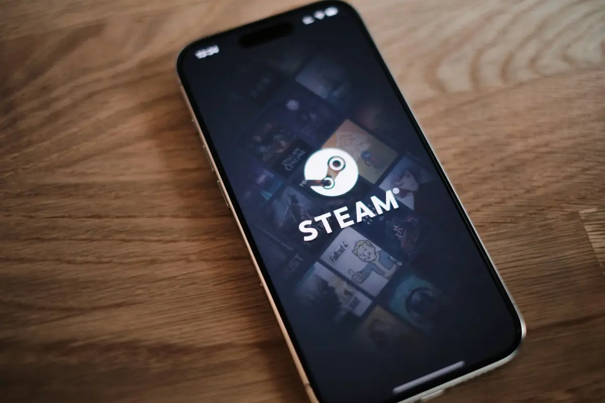 筆電顯示Steam退款狀態與付款紀錄，旁邊有信用卡與筆記