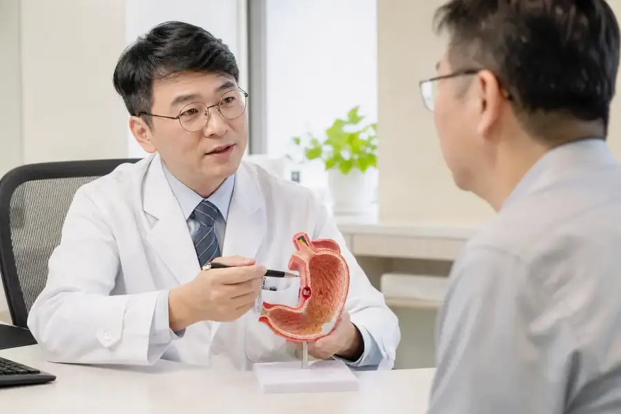 醫師向民眾說明幽門螺旋桿菌與胃癌篩檢示意