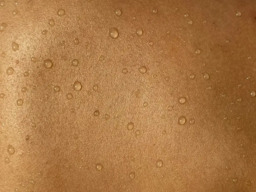 手臂曬傷泛紅，用冷水沖洗降溫