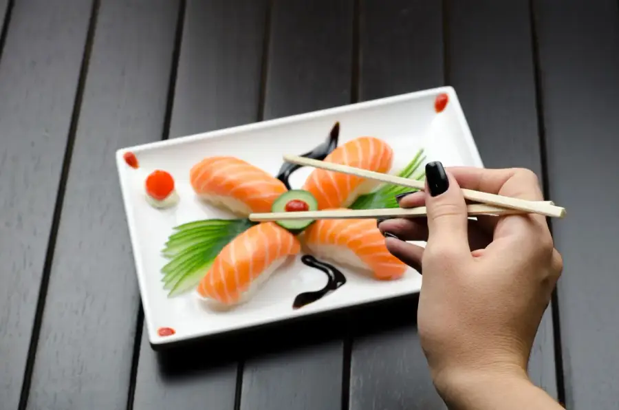 鮭魚壽司與生魚片示意圖