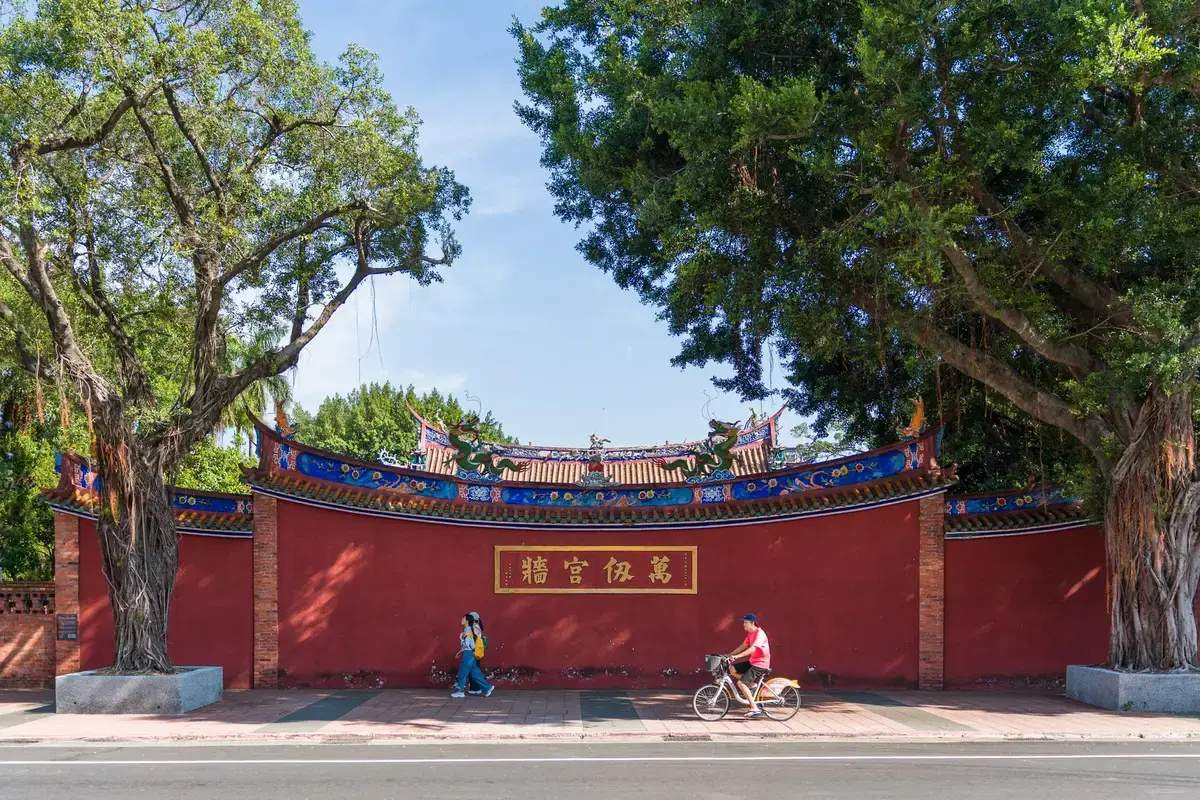 台南老榕樹與傳統街區廟宇的旅遊示意圖