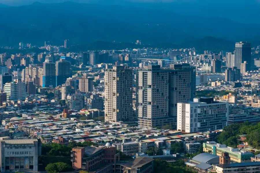台灣城市天際線空拍景象，象徵大眾運輸建設持續推進
