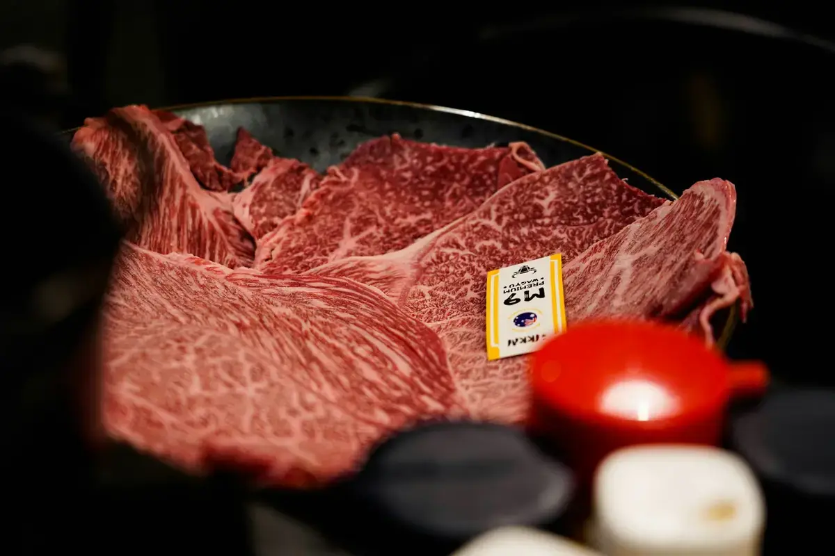 壽喜燒餐桌上擺放大理石紋和牛肉片的橫式畫面