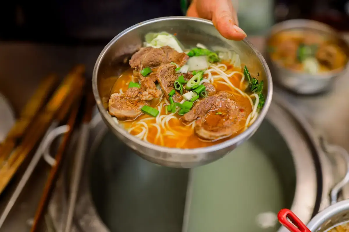 牛肉麵與戶外美食市集的主題示意圖