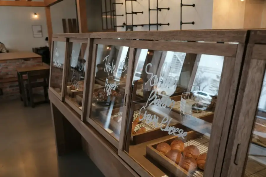 蒸籠裡的包子與包子店早餐示意圖