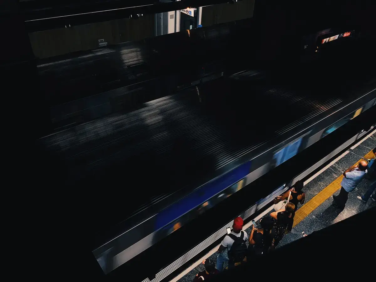 台北捷運列車停靠城市地鐵月台的交通場景（示意圖）
