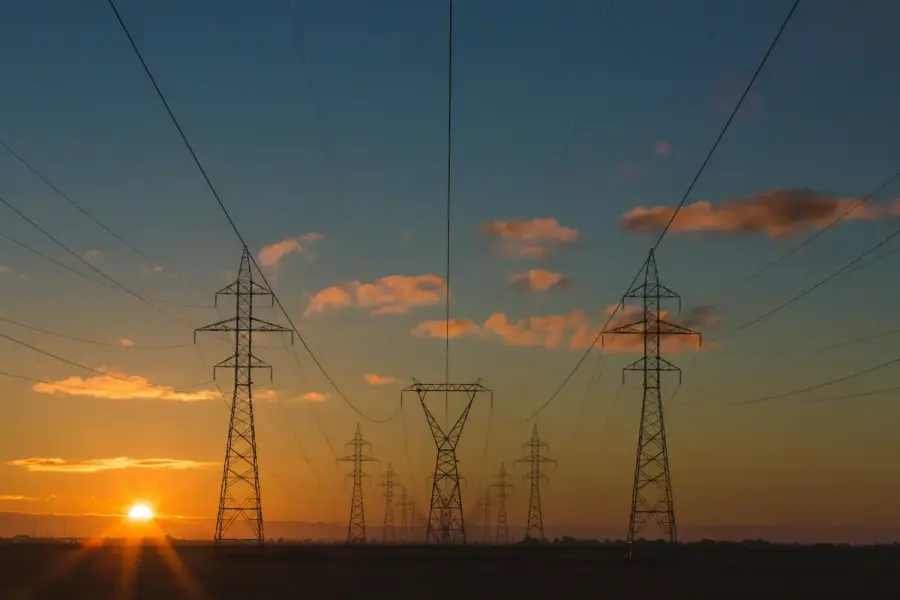 台電變電所與高壓輸電鐵塔，象徵電力供應與電價政策（示意圖）