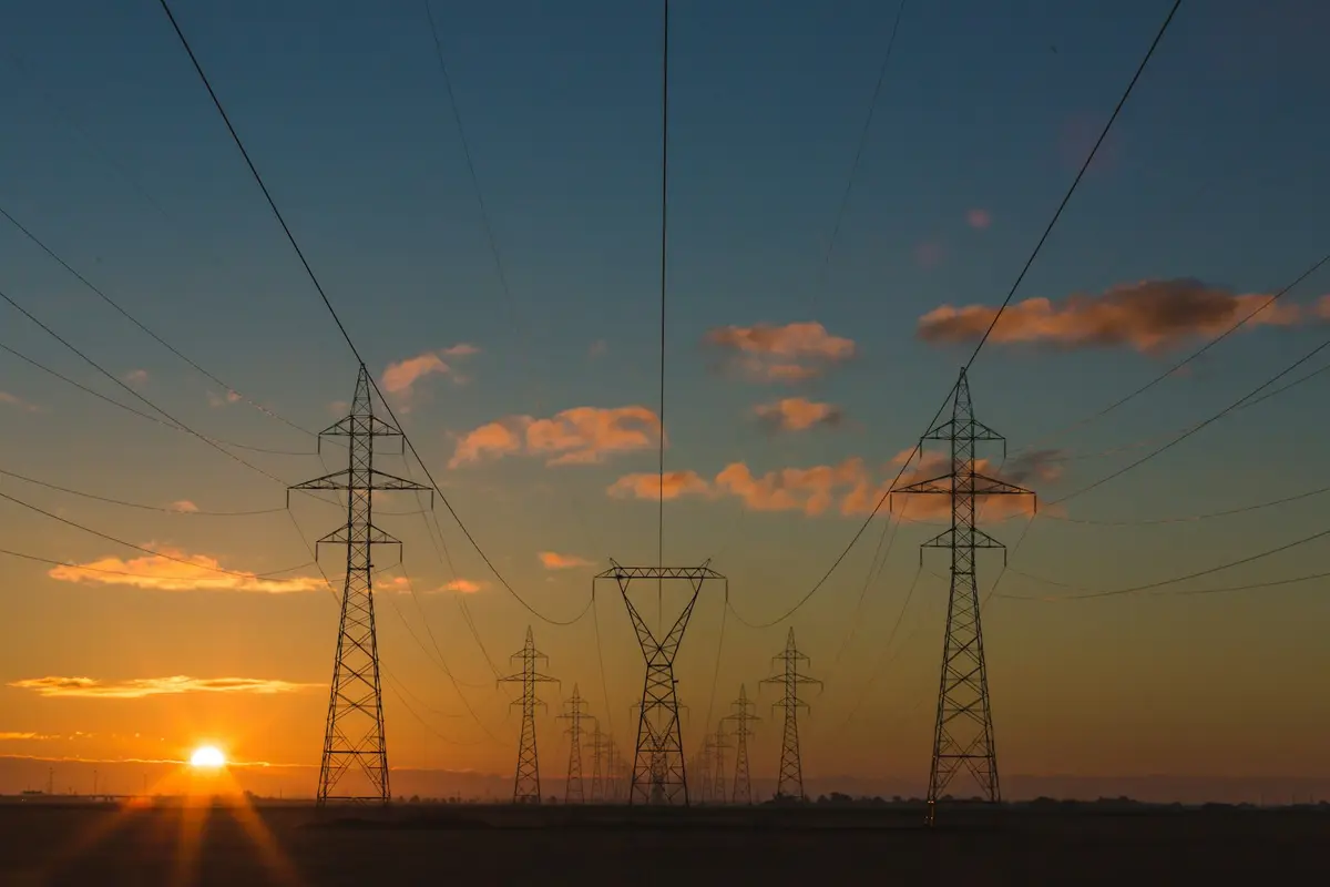 台電變電所與高壓輸電鐵塔，象徵電力供應與電價政策（示意圖）
