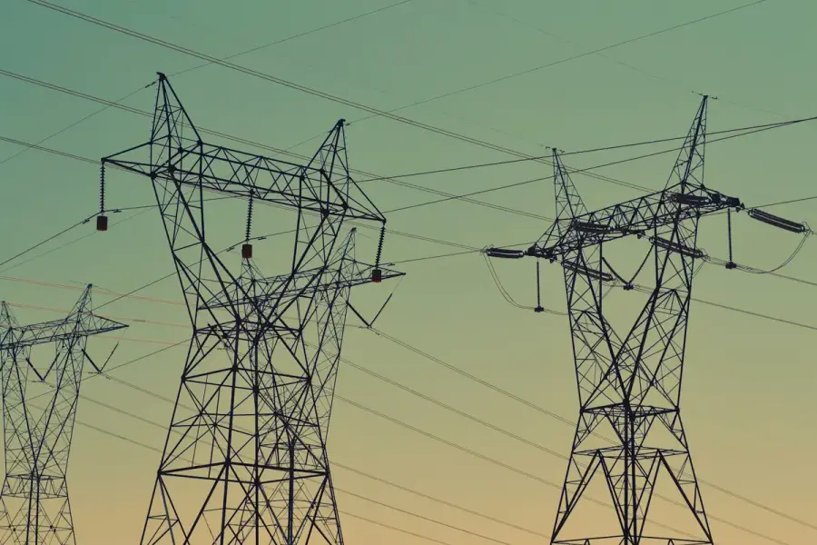 高壓輸電鐵塔與電網設施，象徵台電輸電線路升級（示意圖）