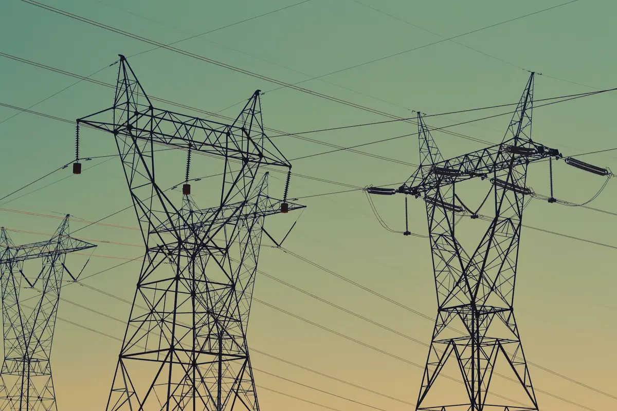 高壓輸電鐵塔與電網設施，象徵台電輸電線路升級（示意圖）
