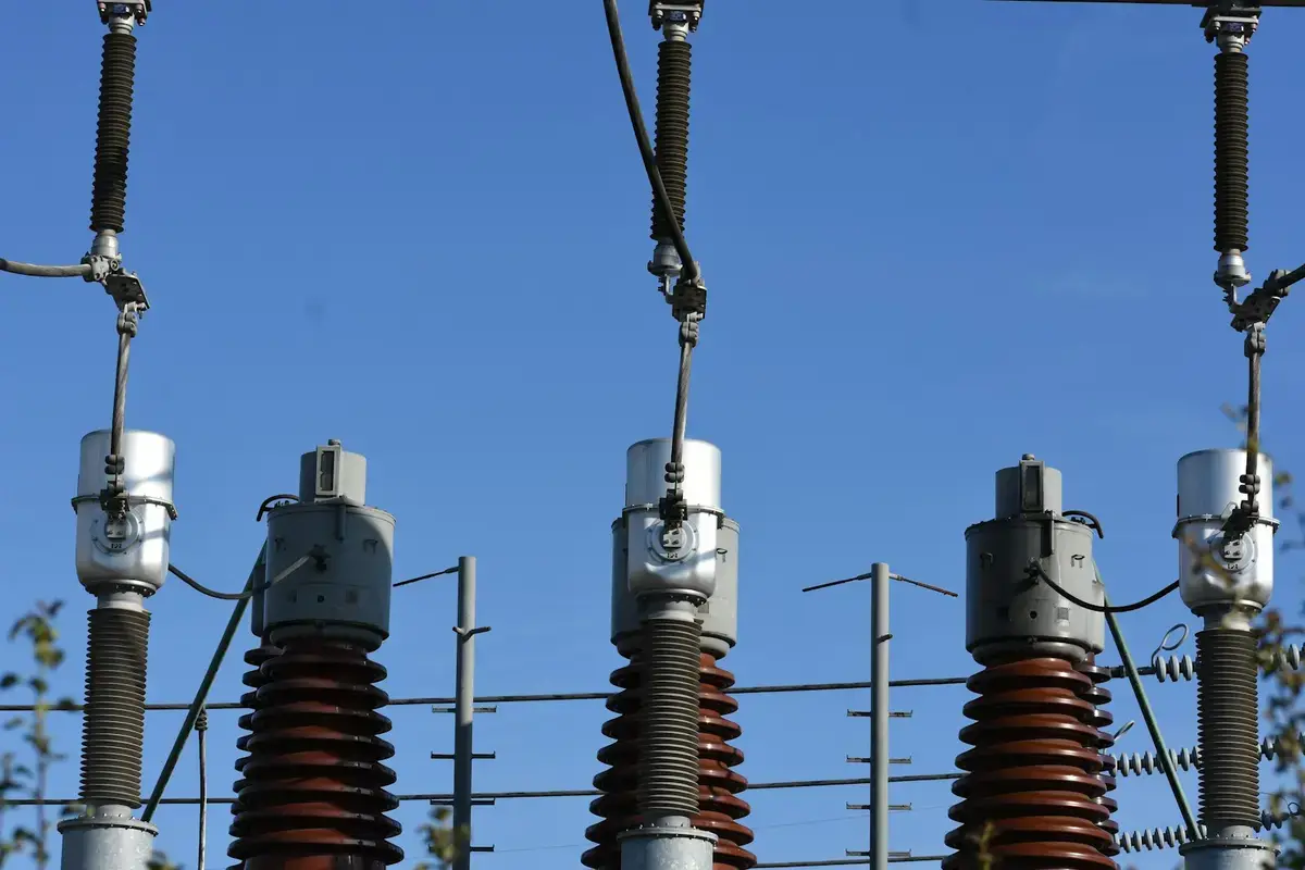 電力設施與電表，象徵台灣夏月電價與用電高峰