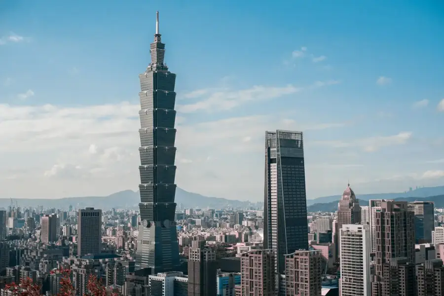 台北金融商業區城市天際線與代表股市走勢的抽象光線