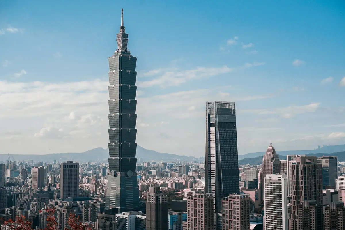 台北金融商業區城市天際線與代表股市走勢的抽象光線