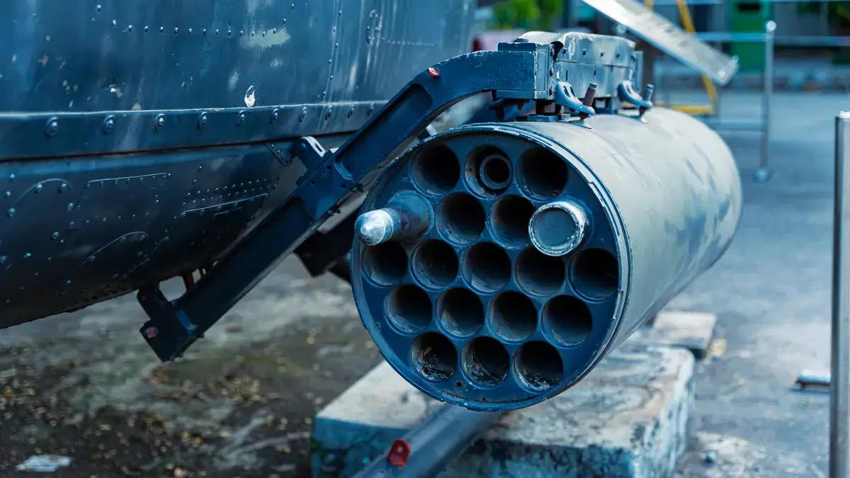 軍機掛載多管發射器的近距離畫面（示意圖）