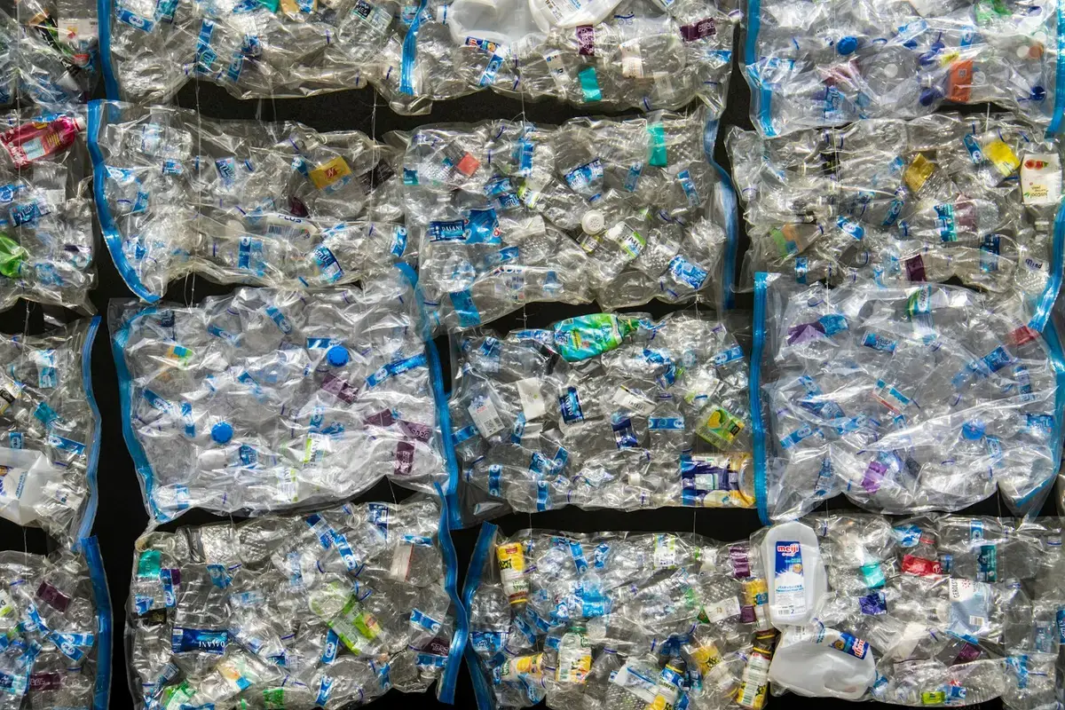 回收場內分類的再生材料，示意循環標誌制度