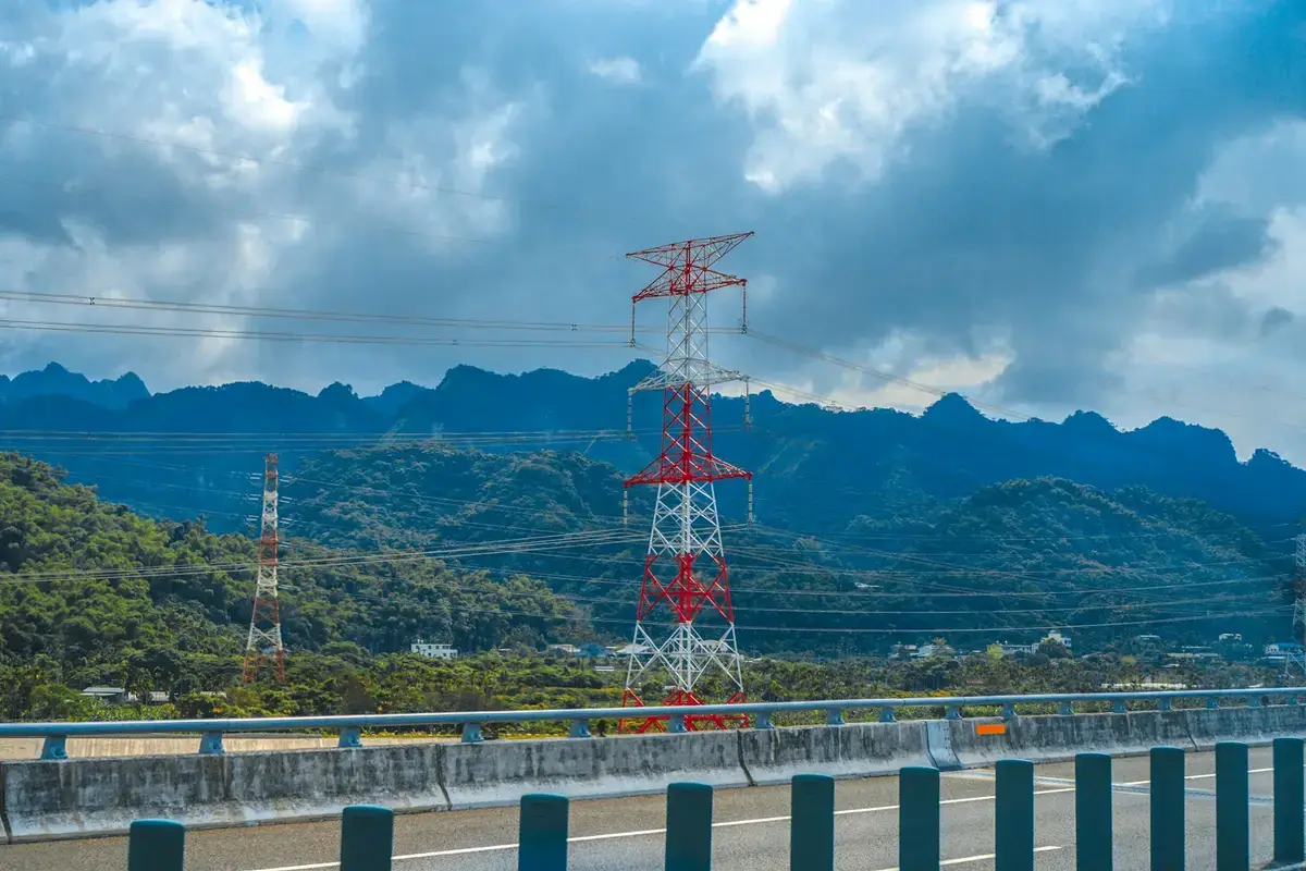 台灣電表與電力設施，象徵電價審議與供電成本（示意圖）