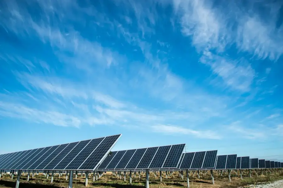太陽能板與電力設施，象徵淨零產業投資（示意圖）