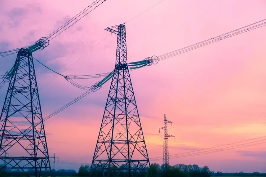 高壓輸電鐵塔與電網，象徵台灣未來十年的用電需求與供電規劃