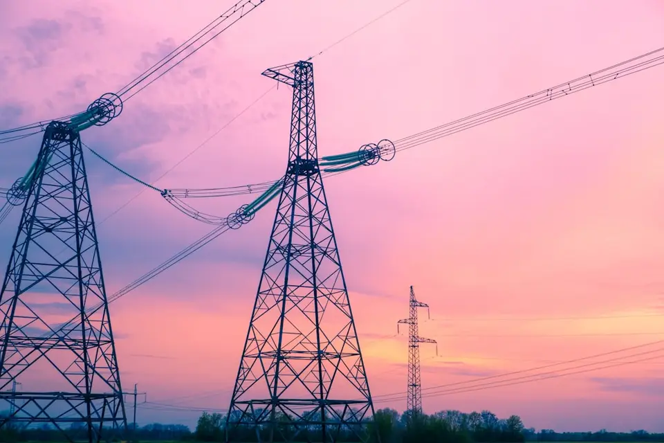 高壓輸電鐵塔與電網，象徵台灣未來十年的用電需求與供電規劃