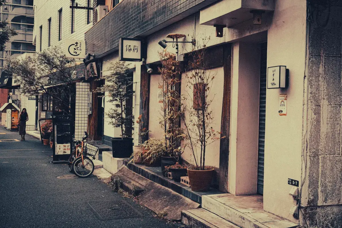 日本街邊拉下鐵門的餐飲店面（示意圖）