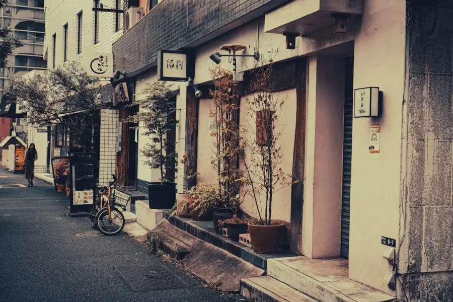 日本街邊拉下鐵門的餐飲店面（示意圖）