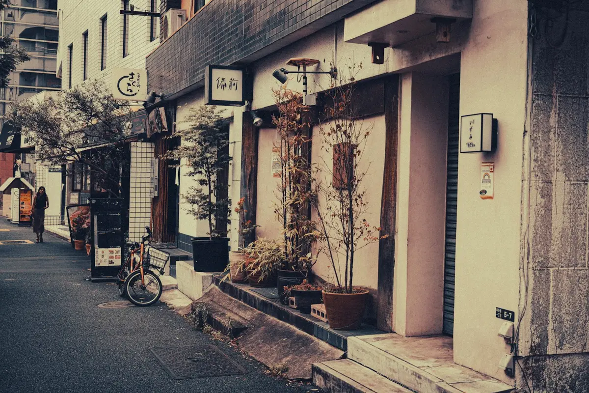 日本街邊拉下鐵門的餐飲店面（示意圖）