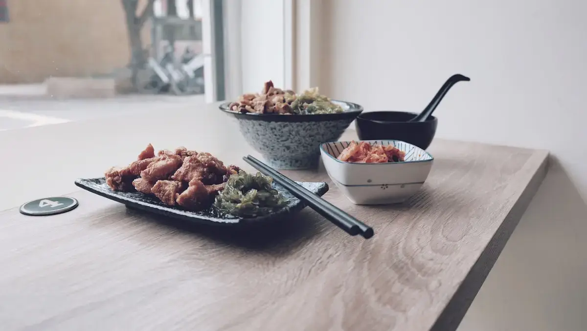 餐桌上的台式創意料理與西式餐具，無人物主題示意圖