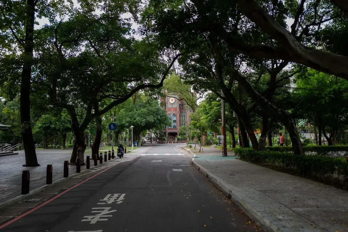 白天的桃園市街景與公共空間
