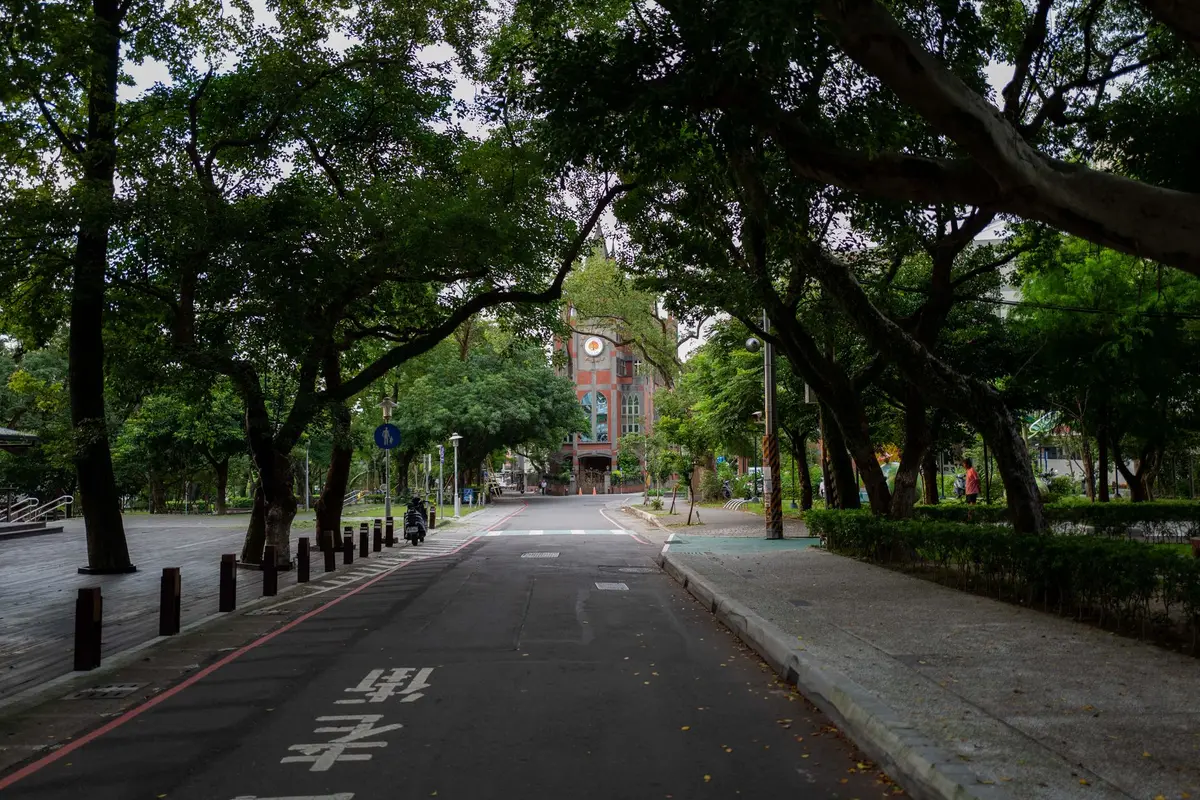 白天的桃園市街景與公共空間