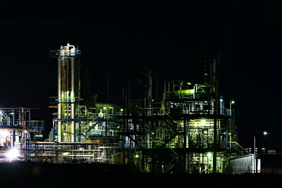 煉油廠工業設施夜間場景示意圖（示意圖）