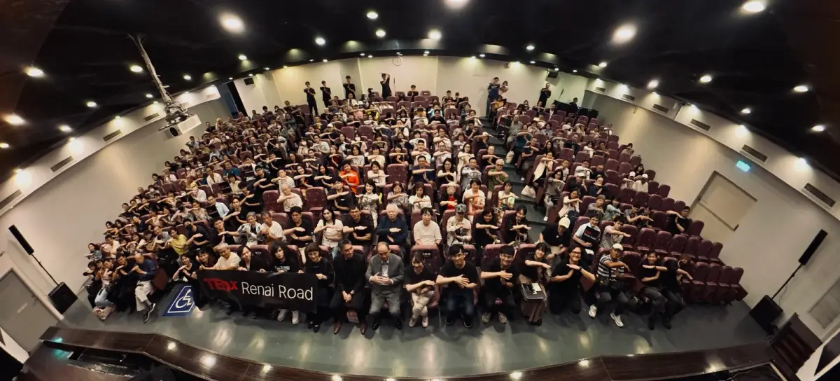 TEDxRenaiRoad現場觀眾與志工大合照，台前掛著TEDxRenaiRoad橫幅