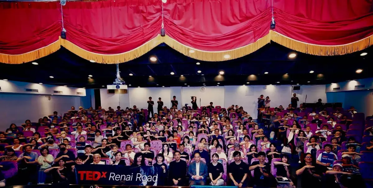 第三屆TEDxRenaiRoad現場，觀眾席滿座並一起比出呼應主題的手勢