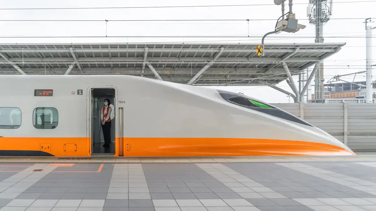 高速鐵路列車停靠月台，旅客準備搭車的日常交通場景