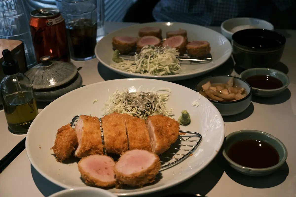 日式炸豬排套餐與木質餐桌（示意圖）