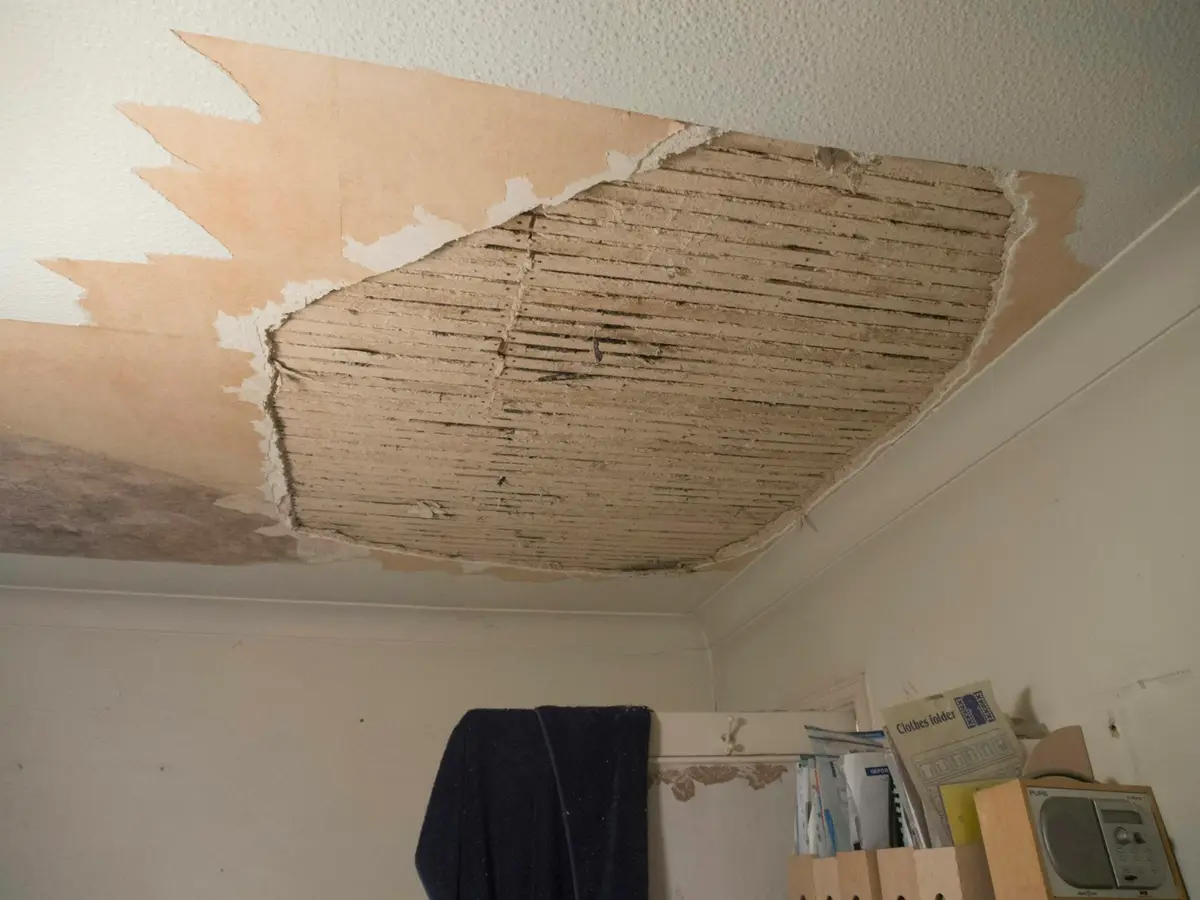 室內天花板出現大面積漏水剝落痕跡，呈現房屋漏水問題