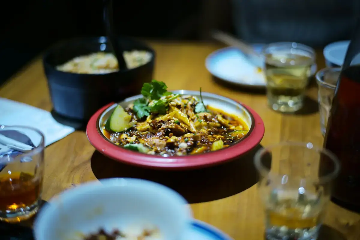 辣椒炒肉與湖南麵食擺在餐桌上的主題示意