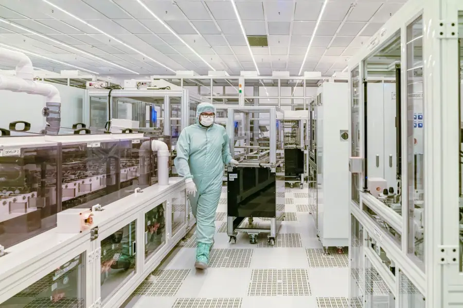 半導體晶圓廠無塵室內的員工作業畫面，呈現台積電製造職場情境