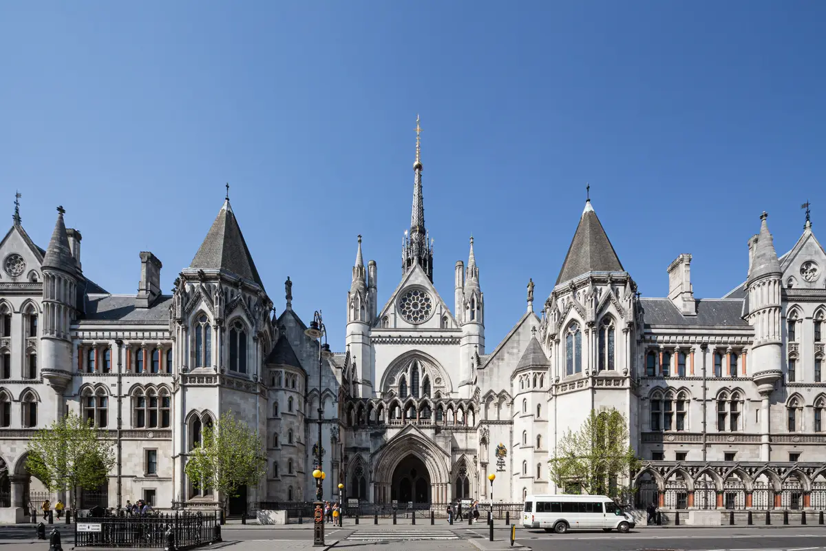 倫敦皇家司法宮（Royal Courts of Justice）主入口外觀，示意英國高等法院