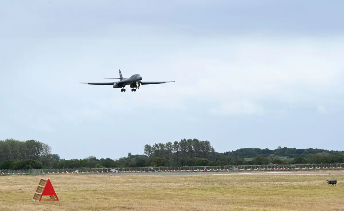美國空軍B-1B轟炸機降落英國RAF Fairford基地