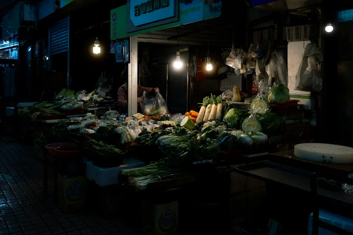台中夜市街道與攤商消費人潮的橫式實景