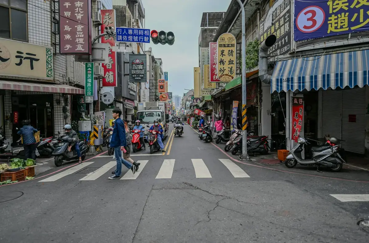 台南市區街道兩旁的小吃店與商家招牌