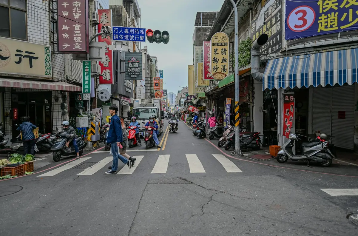 台南市區街道兩旁的小吃店與商家招牌