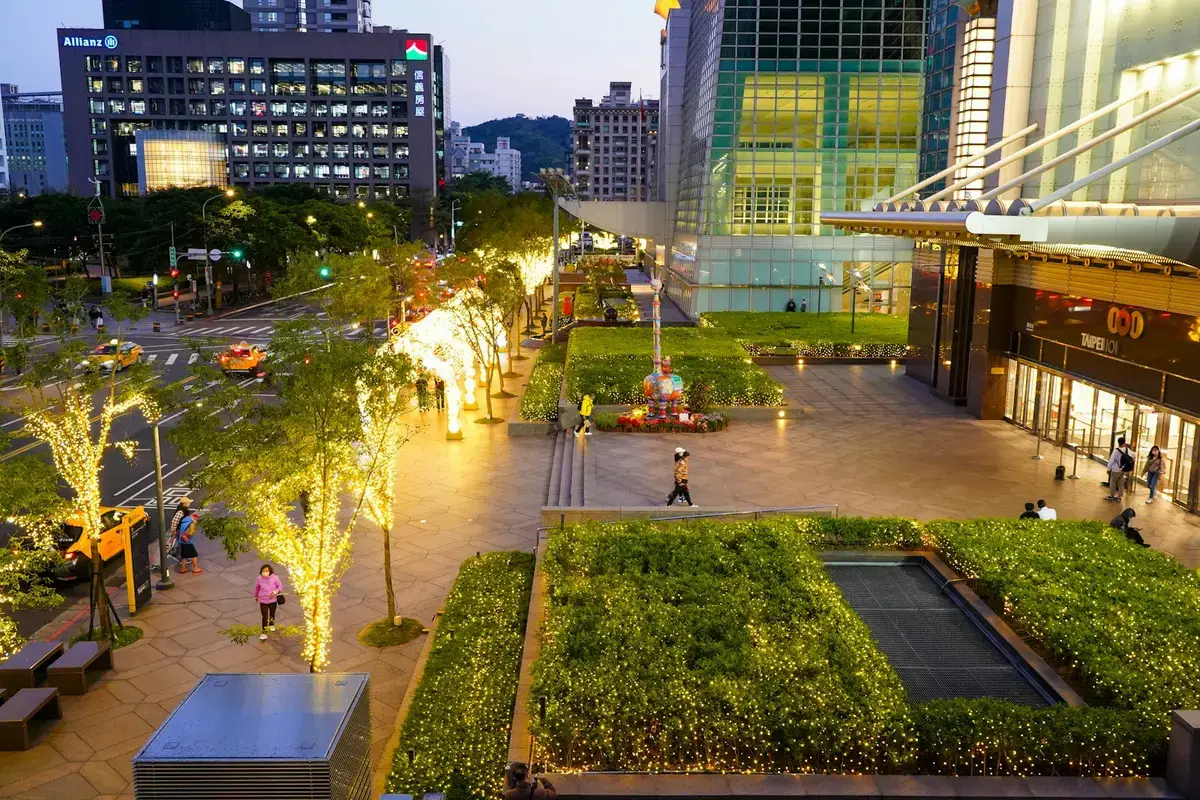 台北城市商圈街道與店家招牌，呈現消費活動情境